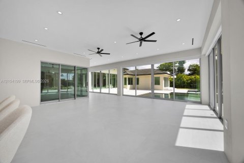 House in Miami, Florida 6 bedrooms, 600.33 sq.m. № 2426542 - photo 19