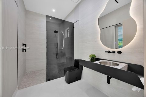 House in Miami, Florida 6 bedrooms, 600.33 sq.m. № 2426542 - photo 23