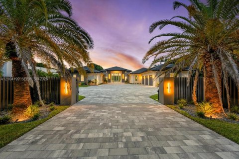 House in Miami, Florida 6 bedrooms, 600.33 sq.m. № 2426542