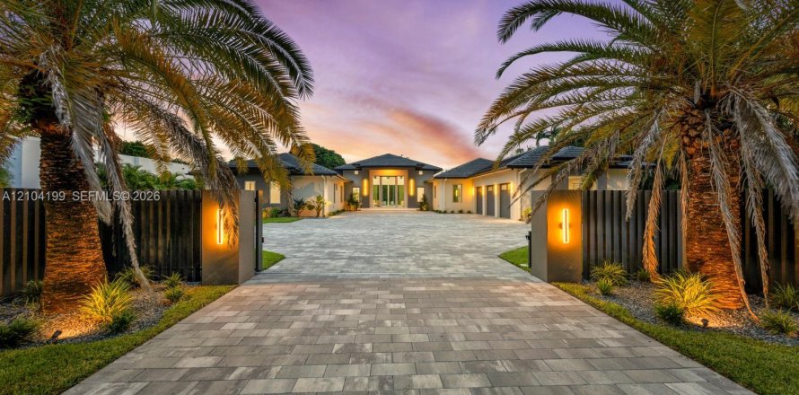 House in Miami, Florida 6 bedrooms, 600.33 sq.m. № 2426542