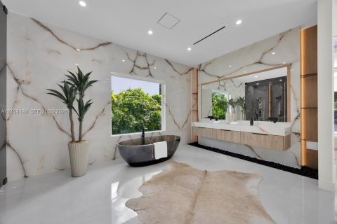 House in Miami, Florida 6 bedrooms, 600.33 sq.m. № 2426542 - photo 27