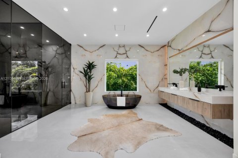 House in Miami, Florida 6 bedrooms, 600.33 sq.m. № 2426542 - photo 26