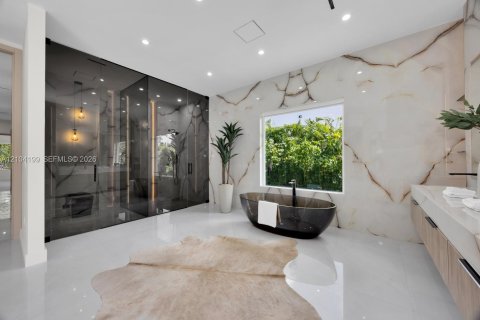 House in Miami, Florida 6 bedrooms, 600.33 sq.m. № 2426542 - photo 28