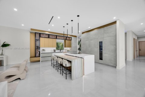 House in Miami, Florida 6 bedrooms, 600.33 sq.m. № 2426542 - photo 12