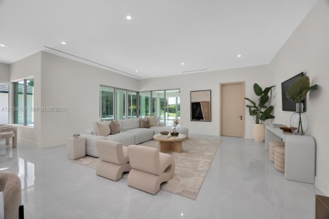 House in Miami, Florida 6 bedrooms, 600.33 sq.m. № 2426542 - photo 17