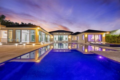 House in Miami, Florida 6 bedrooms, 600.33 sq.m. № 2426542 - photo 5