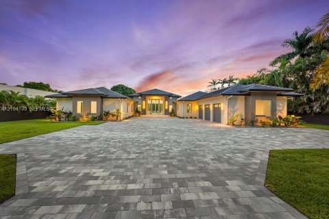 House in Miami, Florida 6 bedrooms, 600.33 sq.m. № 2426542 - photo 2