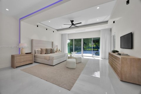House in Miami, Florida 6 bedrooms, 600.33 sq.m. № 2426542 - photo 24