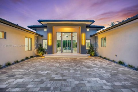 House in Miami, Florida 6 bedrooms, 600.33 sq.m. № 2426542 - photo 6