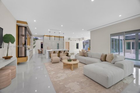House in Miami, Florida 6 bedrooms, 600.33 sq.m. № 2426542 - photo 16