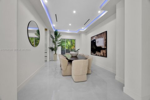 House in Miami, Florida 6 bedrooms, 600.33 sq.m. № 2426542 - photo 10