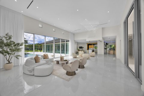 House in Miami, Florida 6 bedrooms, 600.33 sq.m. № 2426542 - photo 8