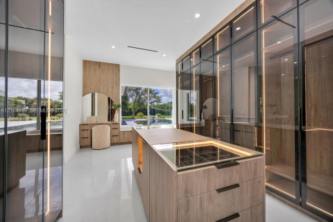 House in Miami, Florida 6 bedrooms, 600.33 sq.m. № 2426542 - photo 30
