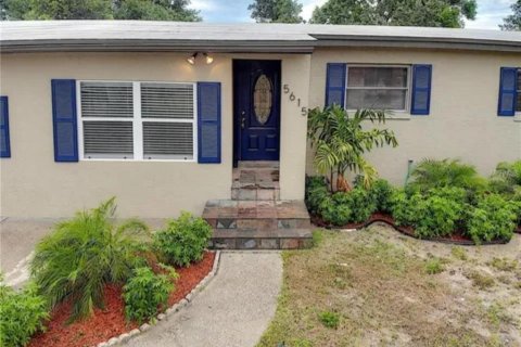 Casa en venta en Orlando, Florida, 5 dormitorios, 165.37 m2 № 1808565 - foto 2