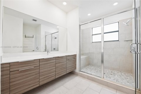 House in Miami Lakes, Florida 5 bedrooms, 283.35 sq.m. № 2063936 - photo 18