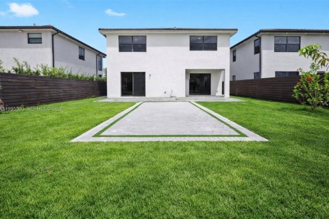 House in Miami Lakes, Florida 5 bedrooms, 283.35 sq.m. № 2063936 - photo 25