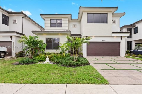 House in Miami Lakes, Florida 5 bedrooms, 283.35 sq.m. № 2063936
