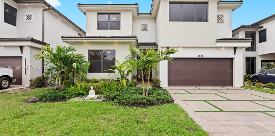 House in Miami Lakes, Florida 5 bedrooms, 283.35 sq.m. № 2063936