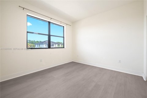 House in Miami Lakes, Florida 5 bedrooms, 283.35 sq.m. № 2063936 - photo 22