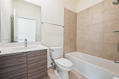 House in Miami Lakes, Florida 5 bedrooms, 283.35 sq.m. № 2063936 - photo 21