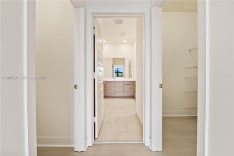 House in Miami Lakes, Florida 5 bedrooms, 283.35 sq.m. № 2063936 - photo 16