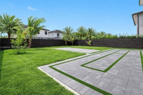 House in Miami Lakes, Florida 5 bedrooms, 283.35 sq.m. № 2063936 - photo 24