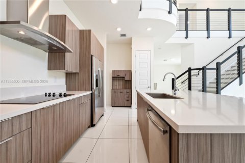 House in Miami Lakes, Florida 5 bedrooms, 283.35 sq.m. № 2063936 - photo 8