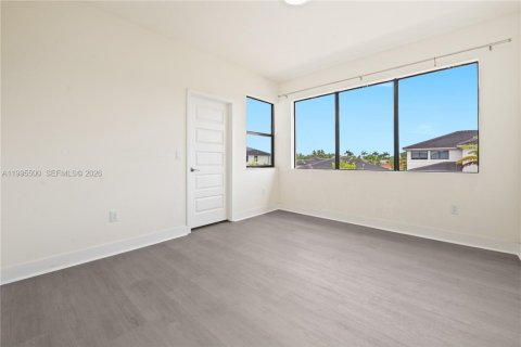 House in Miami Lakes, Florida 5 bedrooms, 283.35 sq.m. № 2063936 - photo 20