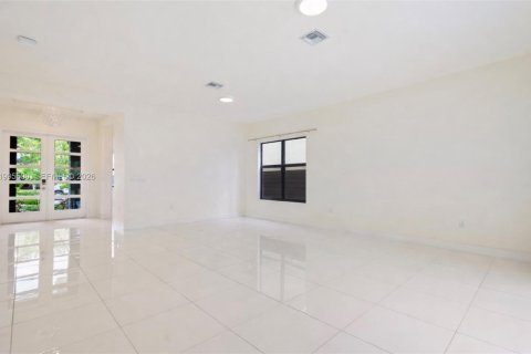 House in Miami Lakes, Florida 5 bedrooms, 283.35 sq.m. № 2063936 - photo 3