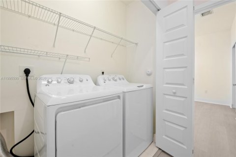 House in Miami Lakes, Florida 5 bedrooms, 283.35 sq.m. № 2063936 - photo 23