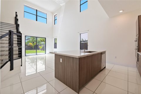 House in Miami Lakes, Florida 5 bedrooms, 283.35 sq.m. № 2063936 - photo 9