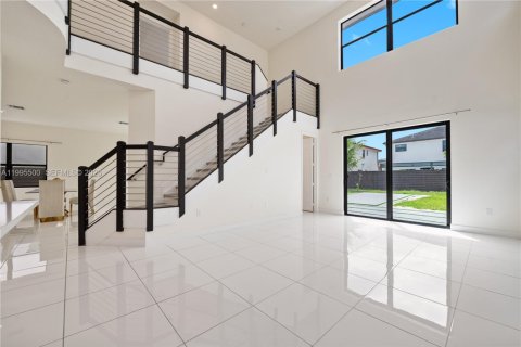 House in Miami Lakes, Florida 5 bedrooms, 283.35 sq.m. № 2063936 - photo 11