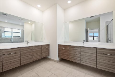 House in Miami Lakes, Florida 5 bedrooms, 283.35 sq.m. № 2063936 - photo 17