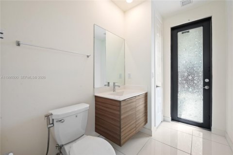 House in Miami Lakes, Florida 5 bedrooms, 283.35 sq.m. № 2063936 - photo 12