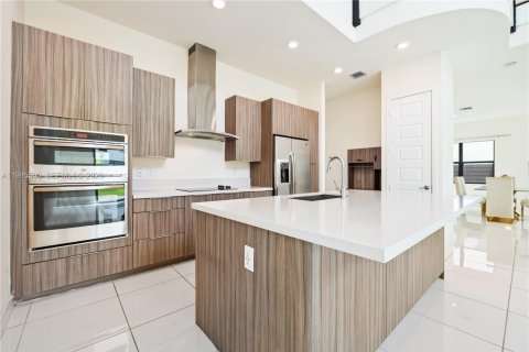 House in Miami Lakes, Florida 5 bedrooms, 283.35 sq.m. № 2063936 - photo 7