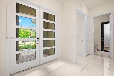 House in Miami Lakes, Florida 5 bedrooms, 283.35 sq.m. № 2063936 - photo 2