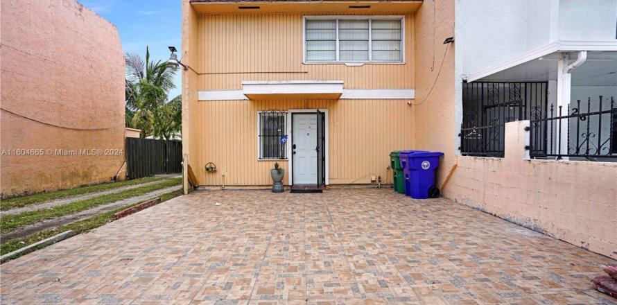 Кондоминиум с 3 спальнями в Майами, Флорида № 1984767