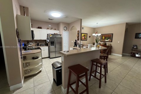 House in Miami, Florida 4 bedrooms, 166.95 sq.m. № 1804215 - photo 10