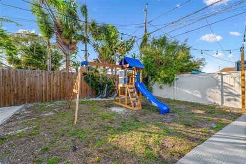 House in Largo, Florida 4 bedrooms, 165.74 sq.m. № 1747490 - photo 30