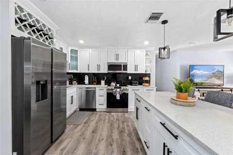 House in Largo, Florida 4 bedrooms, 165.74 sq.m. № 1747490 - photo 8
