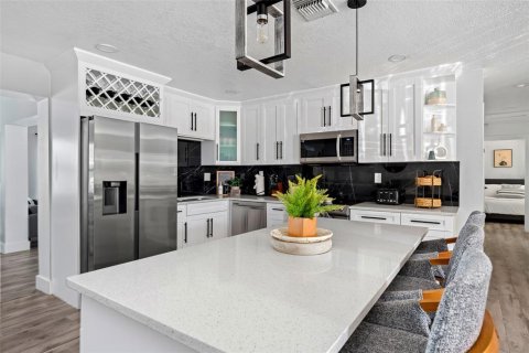 House in Largo, Florida 4 bedrooms, 165.74 sq.m. № 1747490 - photo 6