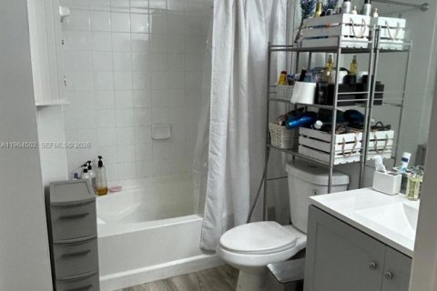 Купить кондоминиум в Майами, Флорида 1 спальня, 63.64м2, № 2089728 - фото 10
