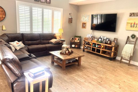 Снять в аренду виллу или дом в Майами, Флорида 5 спален, 263.56м2, № 1968567 - фото 10