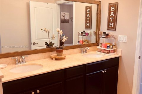 Снять в аренду виллу или дом в Майами, Флорида 5 спален, 263.56м2, № 1968567 - фото 12