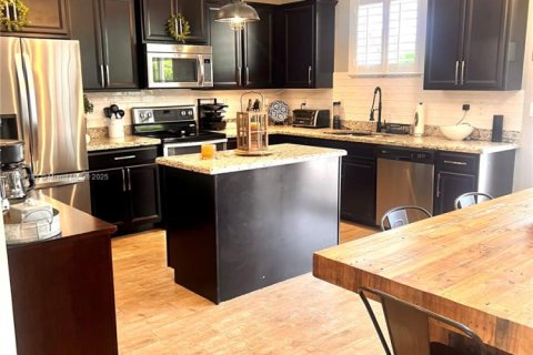 Снять в аренду виллу или дом в Майами, Флорида 5 спален, 263.56м2, № 1968567 - фото 4