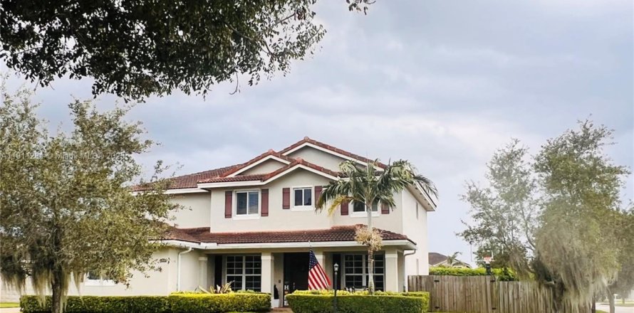 Дом в Майами, Флорида 5 спален, 263.56м2 № 1968567