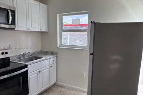 Снять в аренду квартиру в Майами, Флорида 2 спальни, 64.01м2, № 2049598 - фото 2