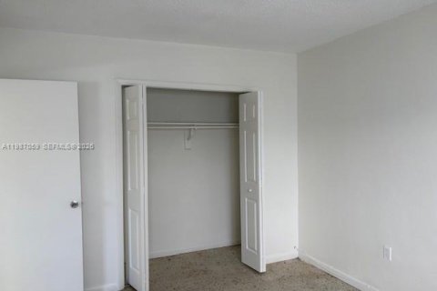 Снять в аренду квартиру в Майами, Флорида 2 спальни, 64.01м2, № 2049598 - фото 3