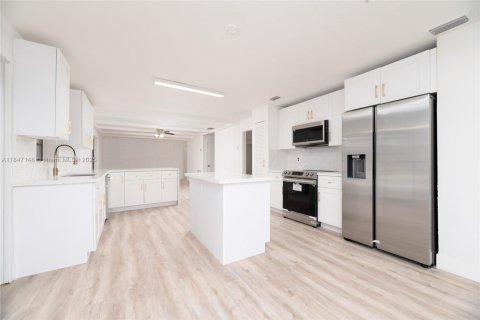 House in Davie, Florida 3 bedrooms, 206.61 sq.m. № 1849240 - photo 15
