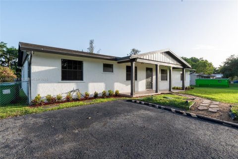 House in Davie, Florida 3 bedrooms, 206.61 sq.m. № 1849240 - photo 3
